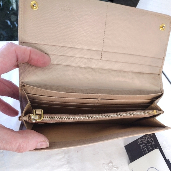 Prada Beige Leather Bow Wallet - Picture 8 of 10